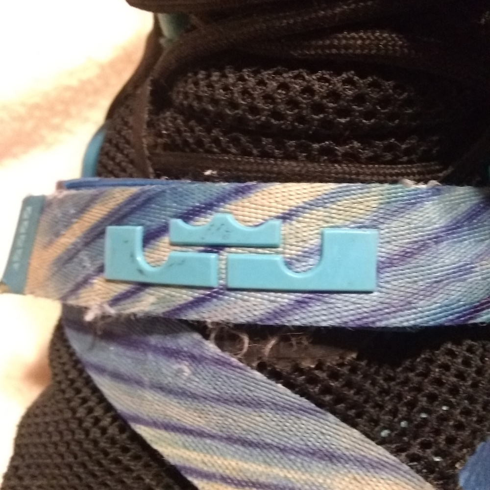 LeBron James tennis shoes - Picture 9 of 10